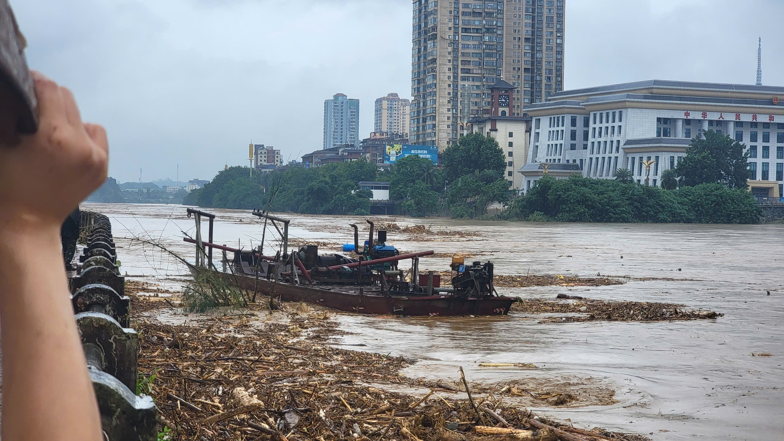 Tàu đã được lai dắt an toàn vào bờ.